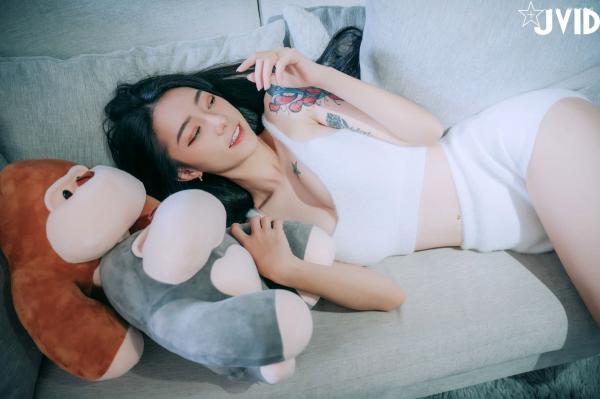    JVID女神飘飘私房写真：极致性感连体衣与诱惑内衣风格，完美身材曲线尽显，绝美冷艳视觉盛宴第43张图片