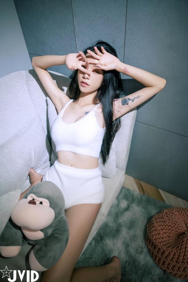    JVID女神飘飘私房写真：极致性感连体衣与诱惑内衣风格，完美身材曲线尽显，绝美冷艳视觉盛宴第46张图片