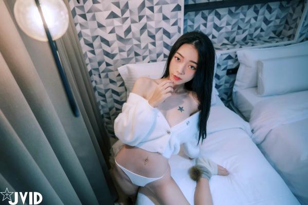    JVID女神飘飘私房写真：极致性感连体衣与诱惑内衣风格，完美身材曲线尽显，绝美冷艳视觉盛宴第54张图片