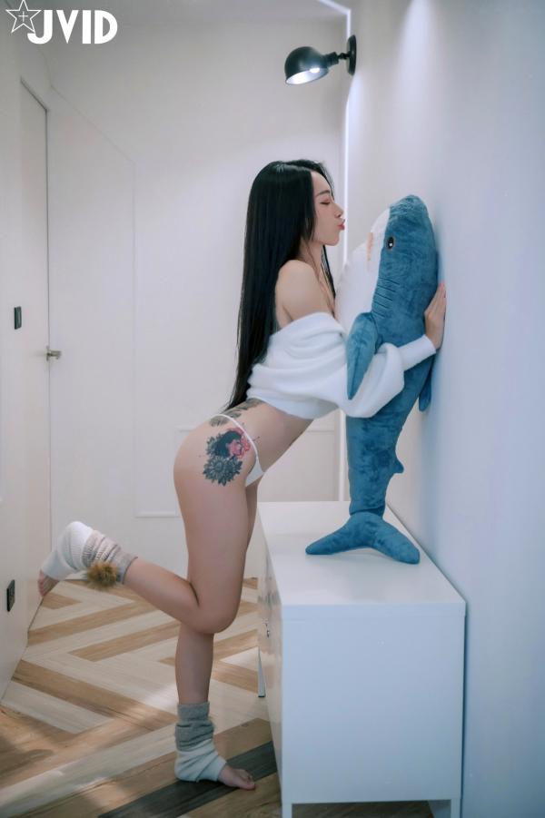    JVID女神飘飘私房写真：极致性感连体衣与诱惑内衣风格，完美身材曲线尽显，绝美冷艳视觉盛宴第58张图片