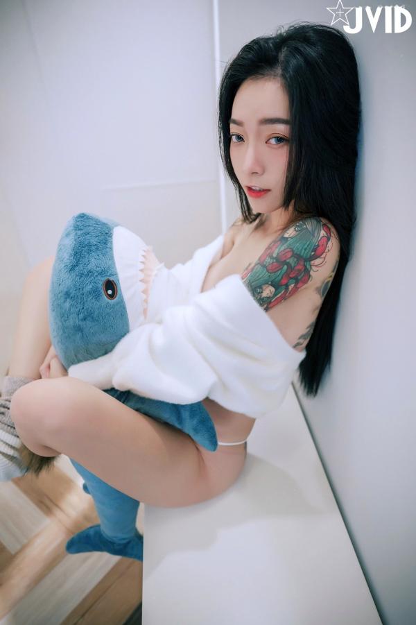    JVID女神飘飘私房写真：极致性感连体衣与诱惑内衣风格，完美身材曲线尽显，绝美冷艳视觉盛宴第60张图片