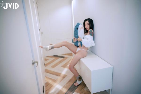    JVID女神飘飘私房写真：极致性感连体衣与诱惑内衣风格，完美身材曲线尽显，绝美冷艳视觉盛宴第62张图片