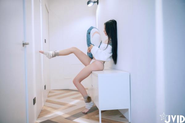    JVID女神飘飘私房写真：极致性感连体衣与诱惑内衣风格，完美身材曲线尽显，绝美冷艳视觉盛宴第63张图片