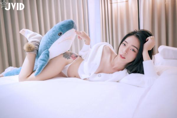    JVID女神飘飘私房写真：极致性感连体衣与诱惑内衣风格，完美身材曲线尽显，绝美冷艳视觉盛宴第77张图片