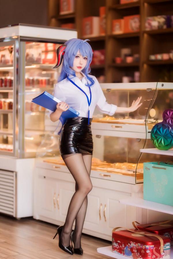    仙女月 - 原神甘雨OL职场风，干练白衬衫搭配修长丝袜，极品颜值cosplay写真第1张图片