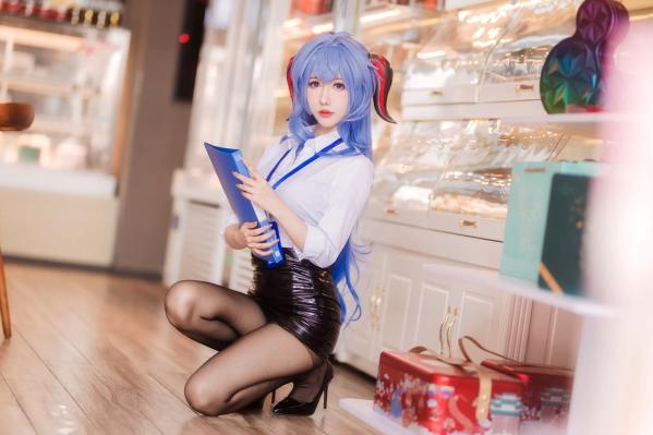    仙女月 - 原神甘雨OL职场风，干练白衬衫搭配修长丝袜，极品颜值cosplay写真第2张图片