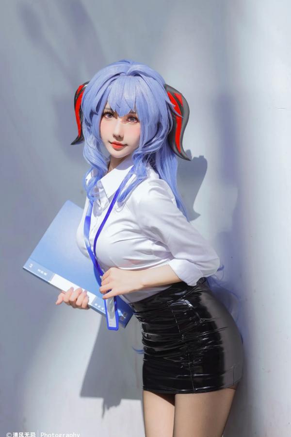    仙女月 - 原神甘雨OL职场风，干练白衬衫搭配修长丝袜，极品颜值cosplay写真第9张图片