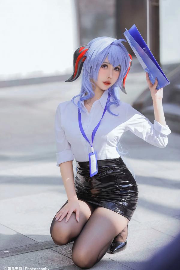    仙女月 - 原神甘雨OL职场风，干练白衬衫搭配修长丝袜，极品颜值cosplay写真第10张图片