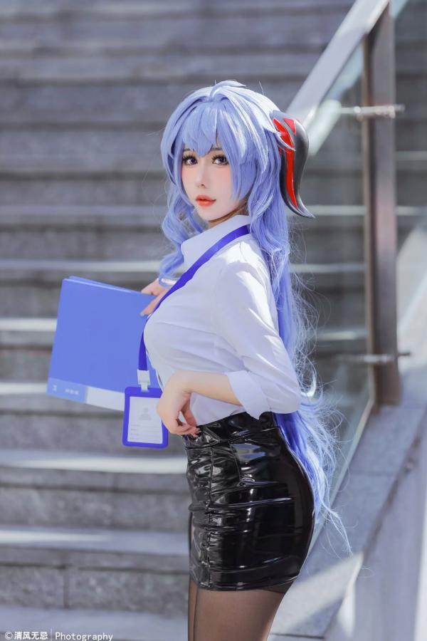    仙女月 - 原神甘雨OL职场风，干练白衬衫搭配修长丝袜，极品颜值cosplay写真第12张图片