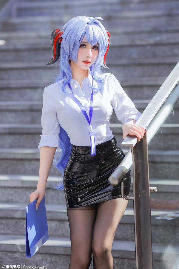    仙女月 - 原神甘雨OL职场风，干练白衬衫搭配修长丝袜，极品颜值cosplay写真第13张图片