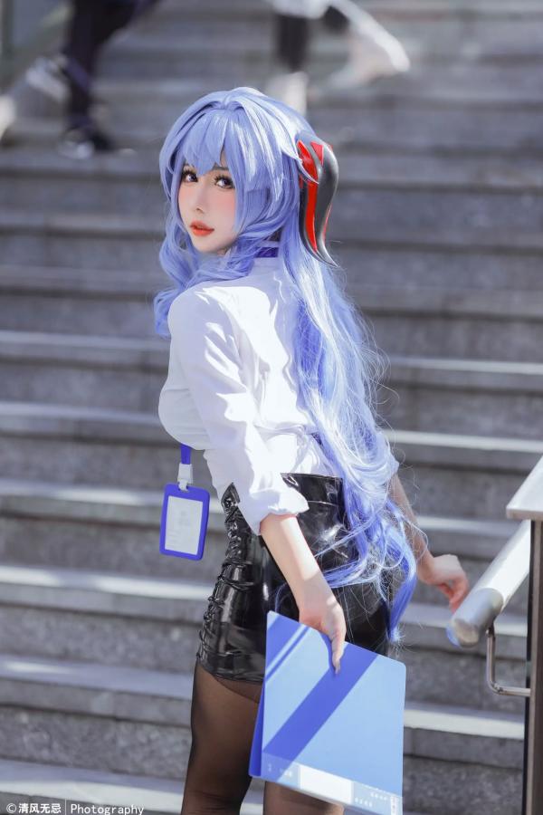    仙女月 - 原神甘雨OL职场风，干练白衬衫搭配修长丝袜，极品颜值cosplay写真第14张图片