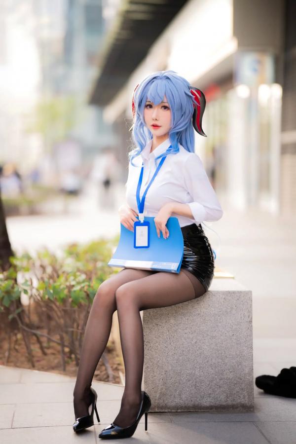   仙女月 - 原神甘雨OL职场风，干练白衬衫搭配修长丝袜，极品颜值cosplay写真第16张图片