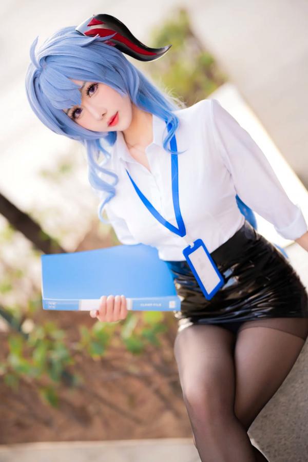    仙女月 - 原神甘雨OL职场风，干练白衬衫搭配修长丝袜，极品颜值cosplay写真第17张图片
