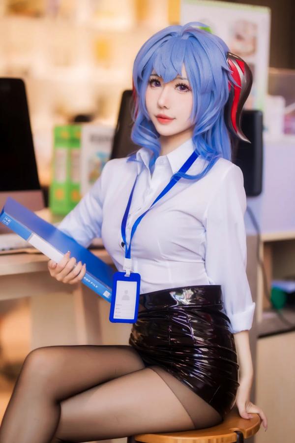    仙女月 - 原神甘雨OL职场风，干练白衬衫搭配修长丝袜，极品颜值cosplay写真第21张图片