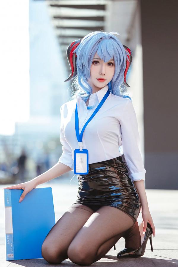    仙女月 - 原神甘雨OL职场风，干练白衬衫搭配修长丝袜，极品颜值cosplay写真第23张图片