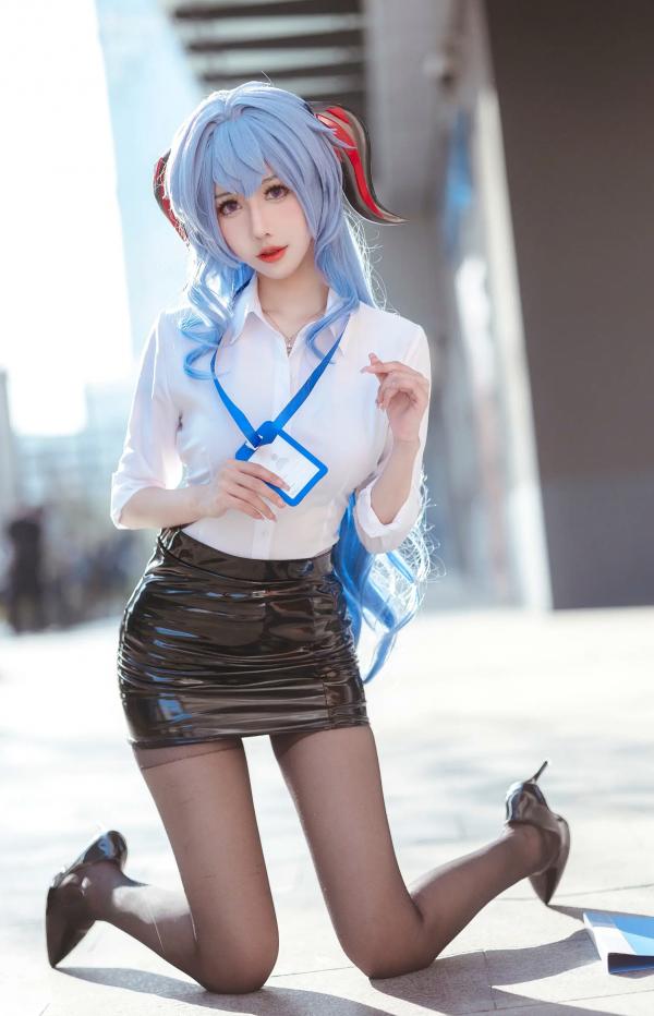    仙女月 - 原神甘雨OL职场风，干练白衬衫搭配修长丝袜，极品颜值cosplay写真第25张图片