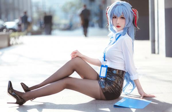    仙女月 - 原神甘雨OL职场风，干练白衬衫搭配修长丝袜，极品颜值cosplay写真第31张图片