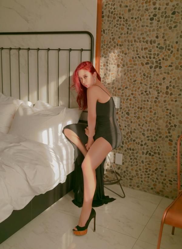    SOYOUNG酒店私房写真，红发女神演绎黑色礼服与女仆诱惑，尽显火辣身材大尺度视觉盛宴第4张图片