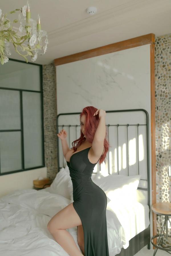    SOYOUNG酒店私房写真，红发女神演绎黑色礼服与女仆诱惑，尽显火辣身材大尺度视觉盛宴第13张图片
