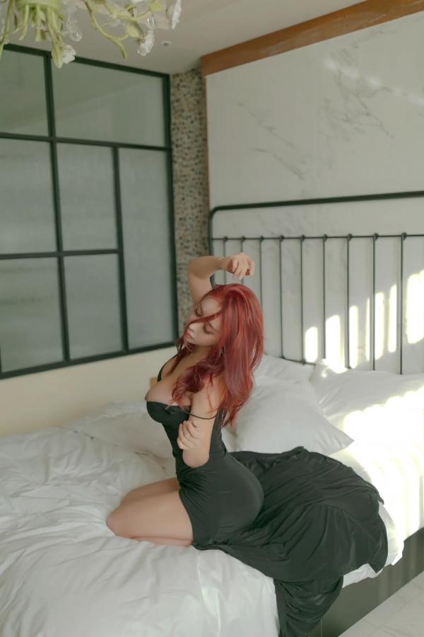    SOYOUNG酒店私房写真，红发女神演绎黑色礼服与女仆诱惑，尽显火辣身材大尺度视觉盛宴第14张图片