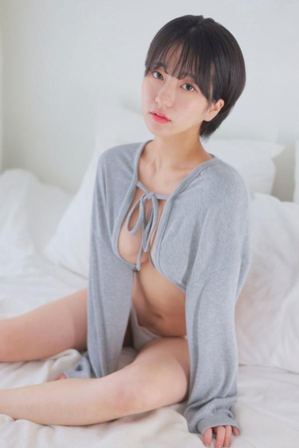    韩国美女瑟曦Sehee私房写真：灰色短款开衫搭配白色内衣，演绎清纯与火辣交织的极致诱惑第5张图片