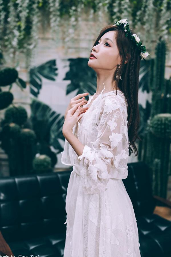    小立 - 气质风唯美私房写真，身穿蕾丝白裙头戴花环，化身浪漫花仙子，展现纯欲优雅女神范第6张图片