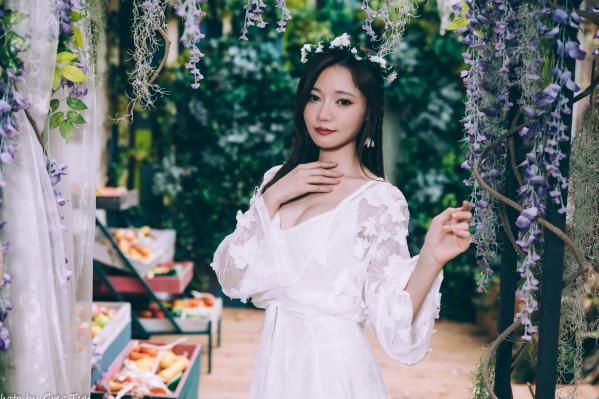    小立 - 气质风唯美私房写真，身穿蕾丝白裙头戴花环，化身浪漫花仙子，展现纯欲优雅女神范第20张图片