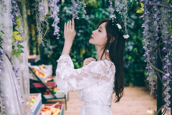    小立 - 气质风唯美私房写真，身穿蕾丝白裙头戴花环，化身浪漫花仙子，展现纯欲优雅女神范第21张图片