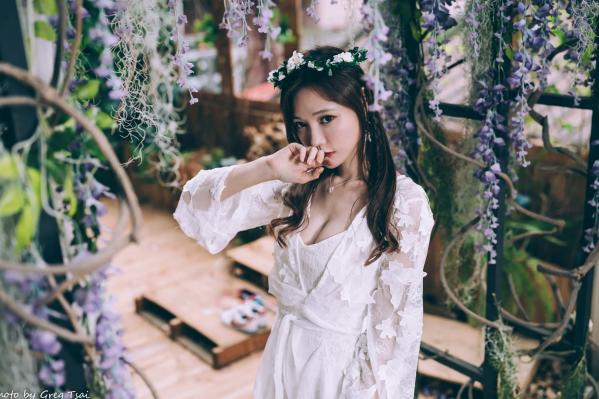    小立 - 气质风唯美私房写真，身穿蕾丝白裙头戴花环，化身浪漫花仙子，展现纯欲优雅女神范第23张图片
