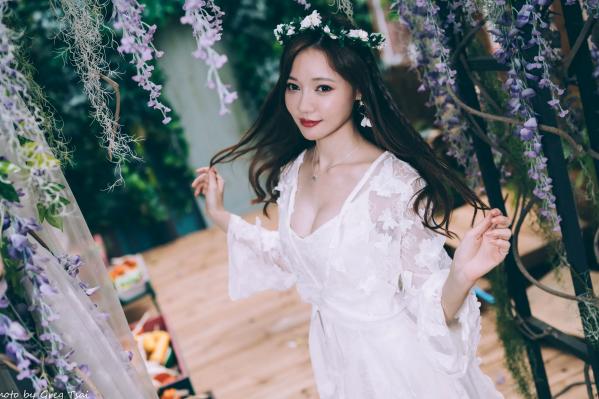    小立 - 气质风唯美私房写真，身穿蕾丝白裙头戴花环，化身浪漫花仙子，展现纯欲优雅女神范第24张图片