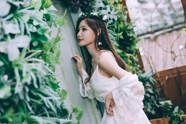    小立 - 气质风唯美私房写真，身穿蕾丝白裙头戴花环，化身浪漫花仙子，展现纯欲优雅女神范第47张图片