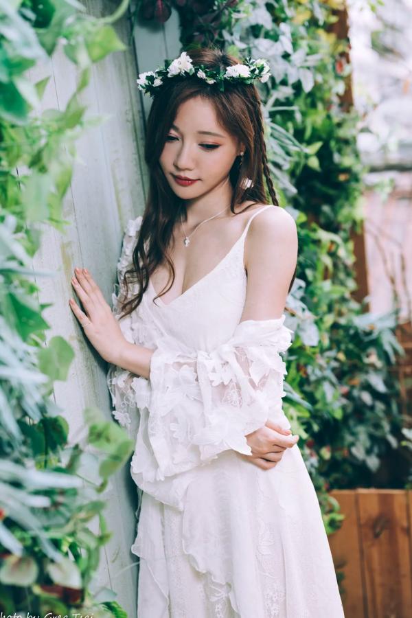    小立 - 气质风唯美私房写真，身穿蕾丝白裙头戴花环，化身浪漫花仙子，展现纯欲优雅女神范第49张图片
