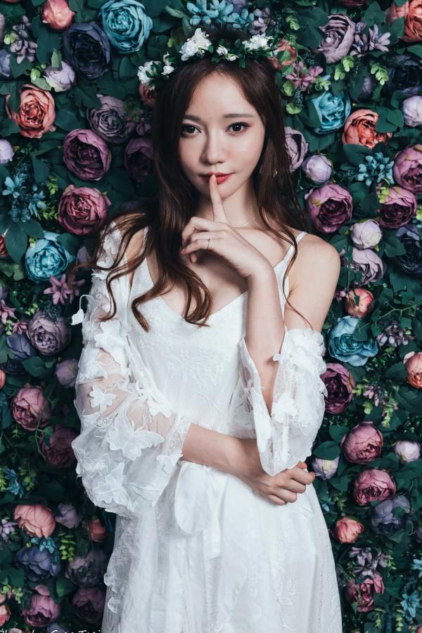    小立 - 气质风唯美私房写真，身穿蕾丝白裙头戴花环，化身浪漫花仙子，展现纯欲优雅女神范第105张图片