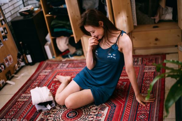    小立 - 甜美可爱居家连衣裙私房照，慵懒风邻家女孩居家日常写真 [214P]第18张图片