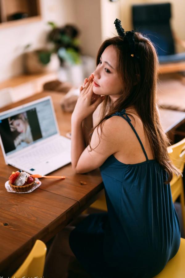    小立 - 甜美可爱居家连衣裙私房照，慵懒风邻家女孩居家日常写真 [214P]第93张图片