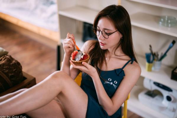    小立 - 甜美可爱居家连衣裙私房照，慵懒风邻家女孩居家日常写真 [214P]第114张图片