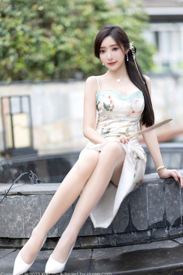 王馨瑶   XiaoYu语画界1097-王馨瑶yanni写真：古风白色吊带裙与粉色性感旗袍，演绎绝美古韵私房照，肌肤胜雪，风情万种，无圣光大尺度呈现。第11张图片