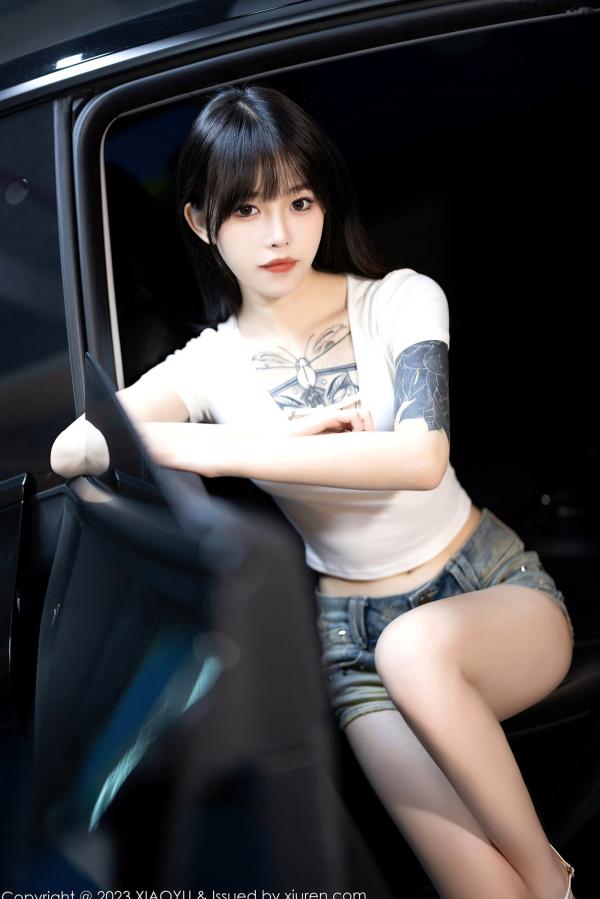    XiaoYu语画界-1096-纹身美少女车内写真，白T短裤演绎极致性感诱惑，潮流酷飒与撩人魅力并存的视觉盛宴第5张图片