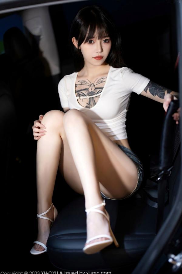    XiaoYu语画界-1096-纹身美少女车内写真，白T短裤演绎极致性感诱惑，潮流酷飒与撩人魅力并存的视觉盛宴第9张图片
