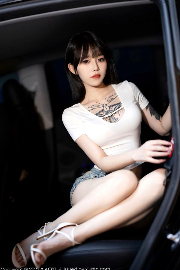   XiaoYu语画界-1096-纹身美少女车内写真，白T短裤演绎极致性感诱惑，潮流酷飒与撩人魅力并存的视觉盛宴第10张图片