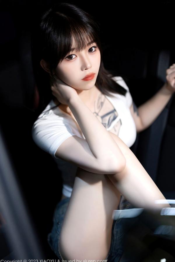   XiaoYu语画界-1096-纹身美少女车内写真，白T短裤演绎极致性感诱惑，潮流酷飒与撩人魅力并存的视觉盛宴第12张图片