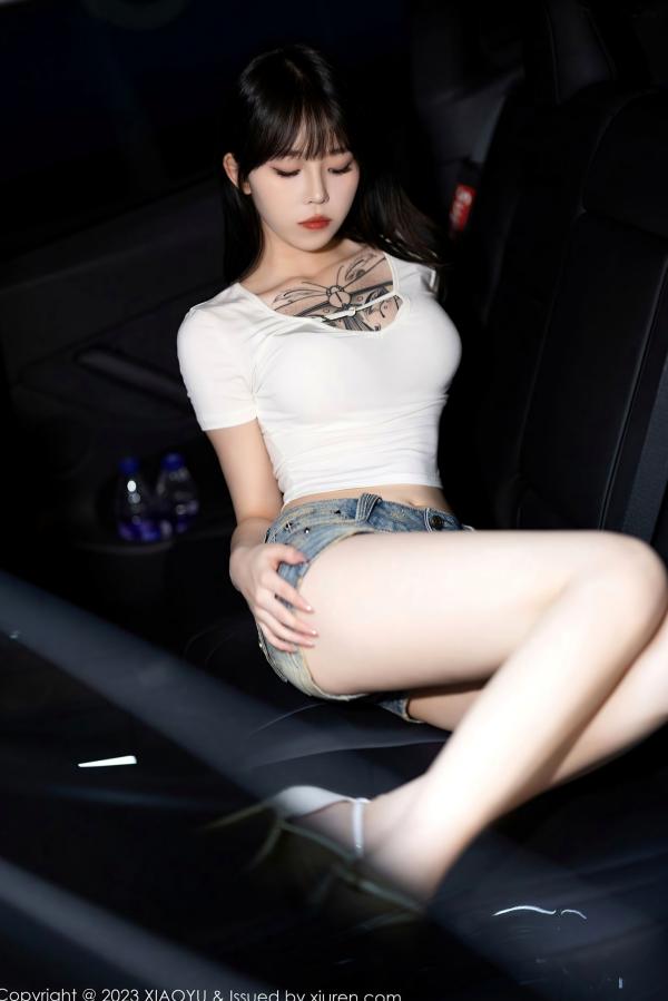    XiaoYu语画界-1096-纹身美少女车内写真，白T短裤演绎极致性感诱惑，潮流酷飒与撩人魅力并存的视觉盛宴第13张图片