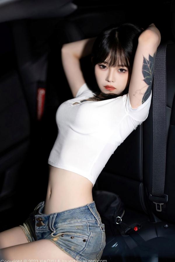    XiaoYu语画界-1096-纹身美少女车内写真，白T短裤演绎极致性感诱惑，潮流酷飒与撩人魅力并存的视觉盛宴第17张图片