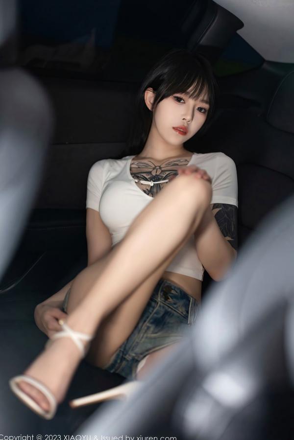    XiaoYu语画界-1096-纹身美少女车内写真，白T短裤演绎极致性感诱惑，潮流酷飒与撩人魅力并存的视觉盛宴第19张图片
