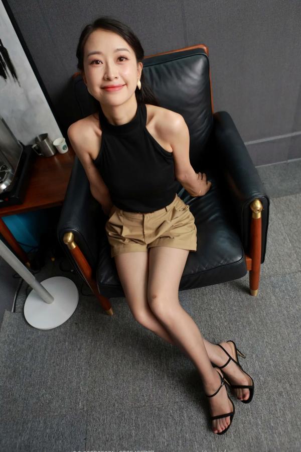    IESS异思趣向 小婕《黑色凉鞋（上）》：丝袜美腿与高跟凉鞋足部特写摄影第53张图片