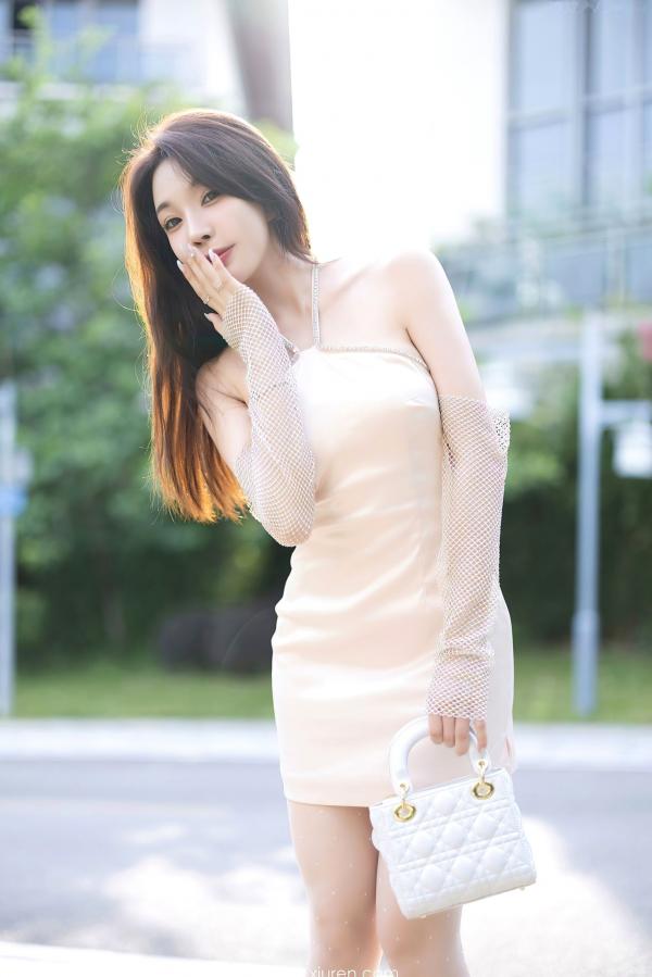 徐莉芝Booty 陈芝  XiaoYu语画界-1094-徐莉芝Booty-纯白蕾丝内衣诱惑-白丝长腿私房写真-室内床边性感姿态-2023.08.17第8张图片