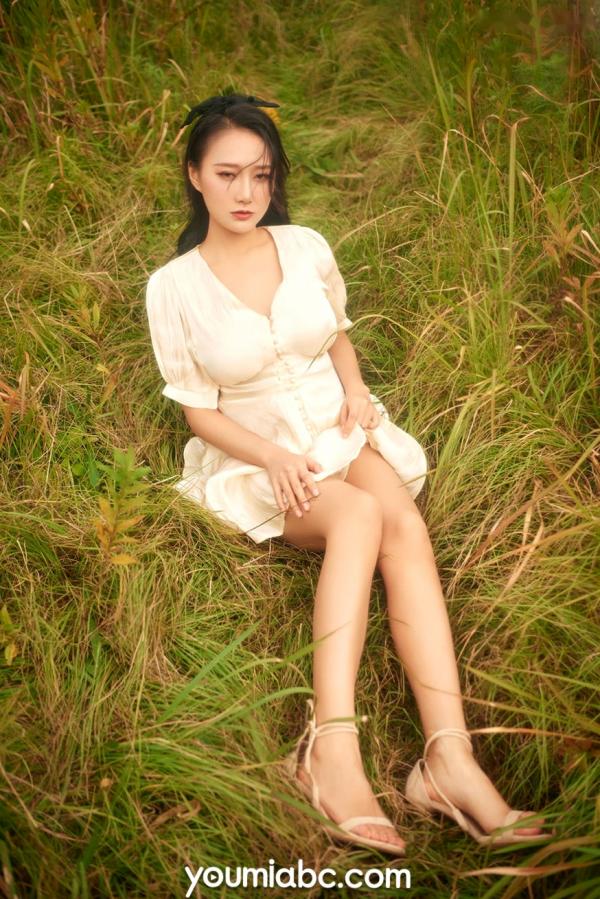    YouMi尤蜜-2020.01.22-何嘉颖-《慵懒の午后》户外草原写真，白色深V连衣裙展现清新性感魅力第2张图片