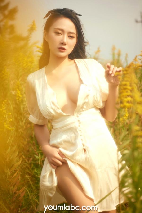    YouMi尤蜜-2020.01.22-何嘉颖-《慵懒の午后》户外草原写真，白色深V连衣裙展现清新性感魅力第13张图片
