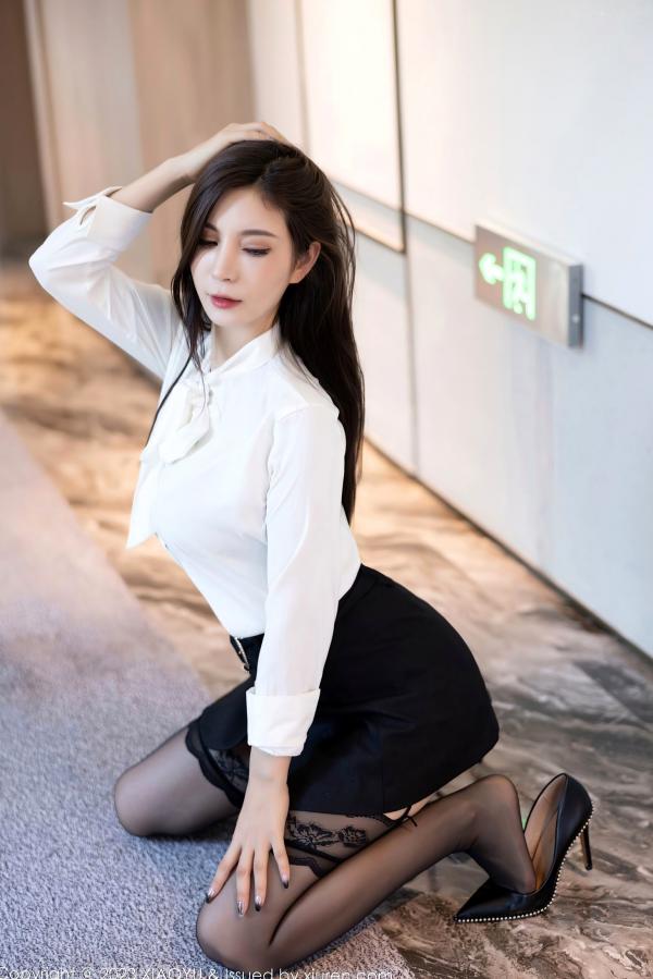    XiaoYu语画界-1092-小蛮妖Yummy-职场白衬衫黑短裙至大胆束缚皮革诱惑-黑丝美腿私房套图-2023.08.15第15张图片