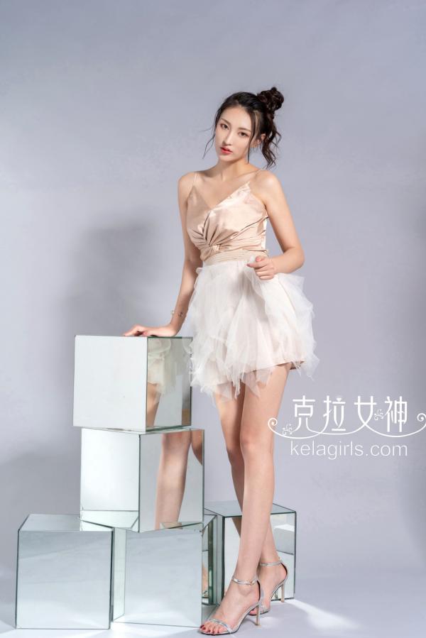    KelaGirls克拉女神-璇子-时尚大模棚拍写真-清新吊带纱裙搭配性感银色高跟鞋，展现修长美腿视觉盛宴第8张图片